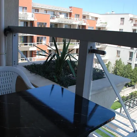 Helios منتجع بوموري